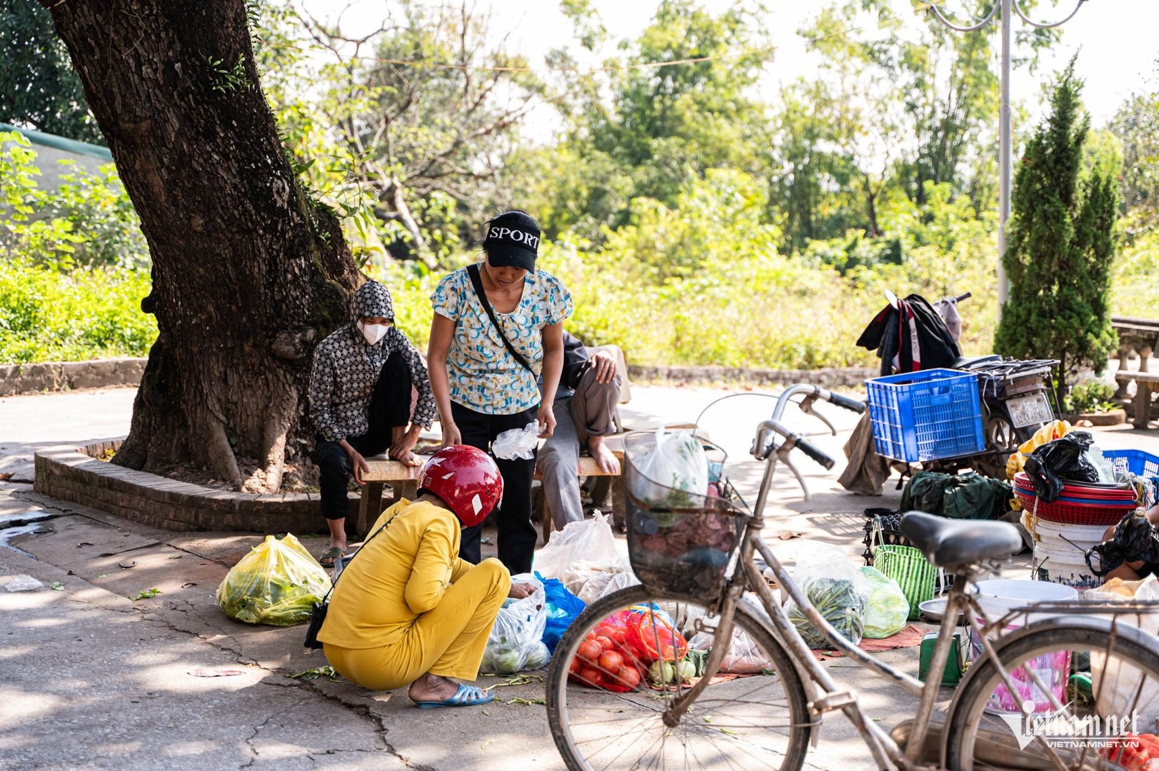 Cuộc sống bình yên ở ngôi làng. Ảnh: Nguyễn Huy