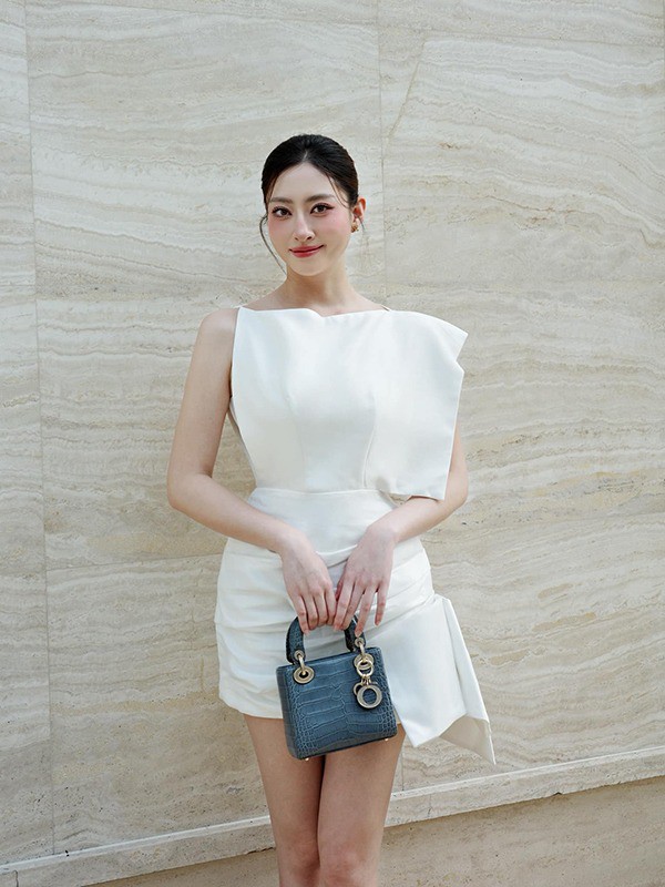 Lương Thùy Linh rất chú trọng bôi kem chống nắng và bôi lại sau mỗi 2 giờ nếu hoạt động ngoài trời. Người đẹp đồng thời bổ sung viên uống chống nắng để bảo vệ da từ bên trong và mặc áo chống nắng, đội mũ... giúp hạn chế tiếp xúc ánh nắng tối đa.