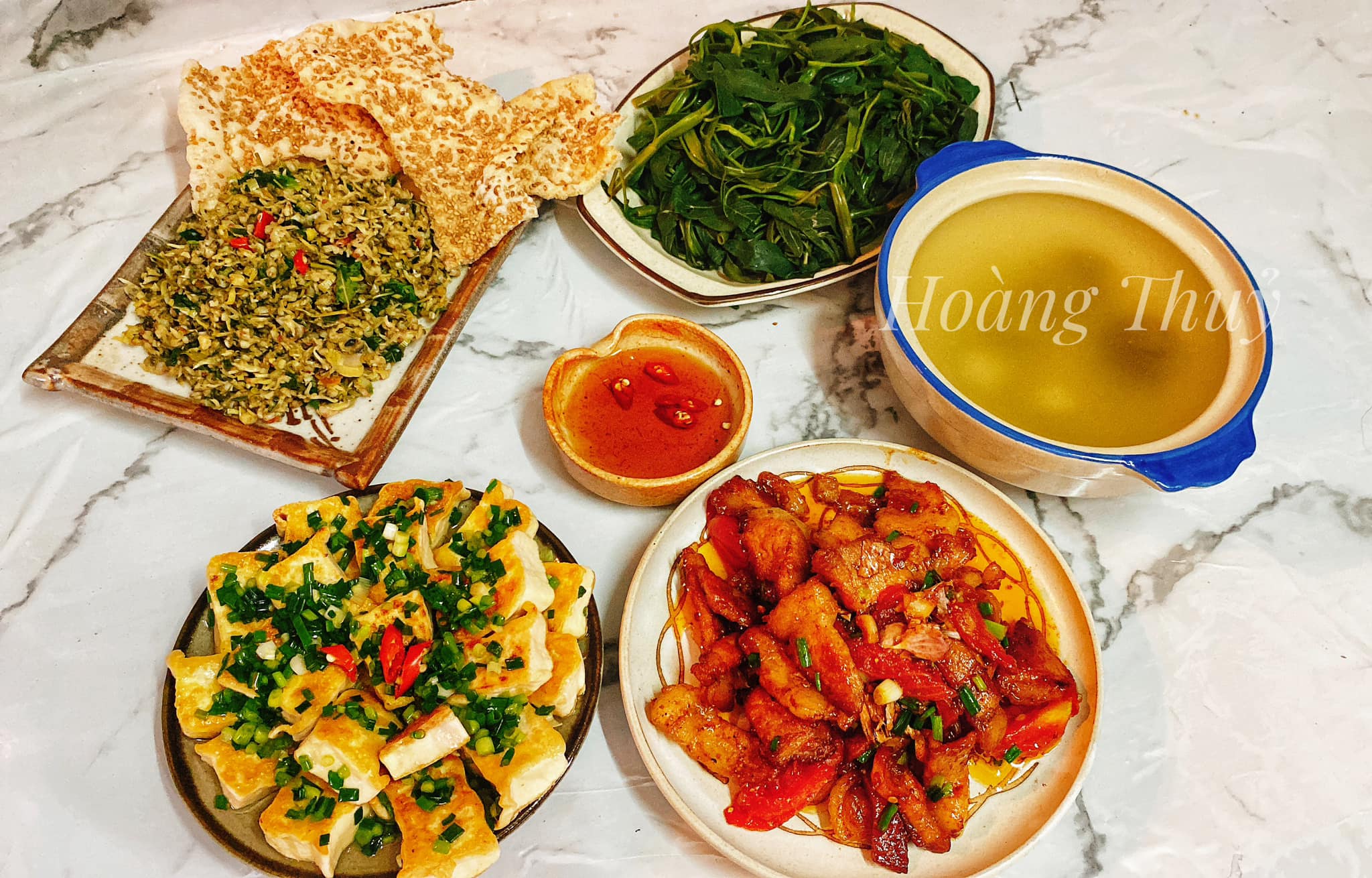 Đậu tẩm hành - Thịt xốt cà chua - Rau muống luộc - Hến xúc bánh đa