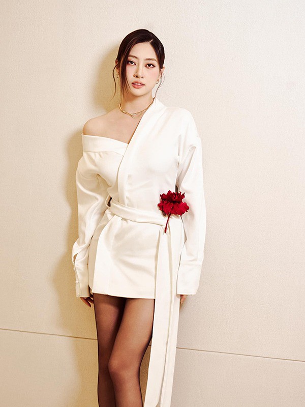 Lương Thùy Linh rất chú trọng bôi kem chống nắng và bôi lại sau mỗi 2 giờ nếu hoạt động ngoài trời. Người đẹp đồng thời bổ sung viên uống chống nắng để bảo vệ da từ bên trong và mặc áo chống nắng, đội mũ... giúp hạn chế tiếp xúc ánh nắng tối đa.