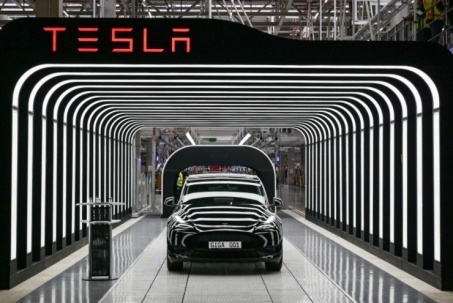 Kinh tế 24h: Tesla giảm chi phí nhờ chiến thuật dùng chung linh kiện của xe điện Trung Quốc