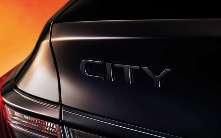 Ngoại thất xe có nhiều chi tiết sơn đen bóng