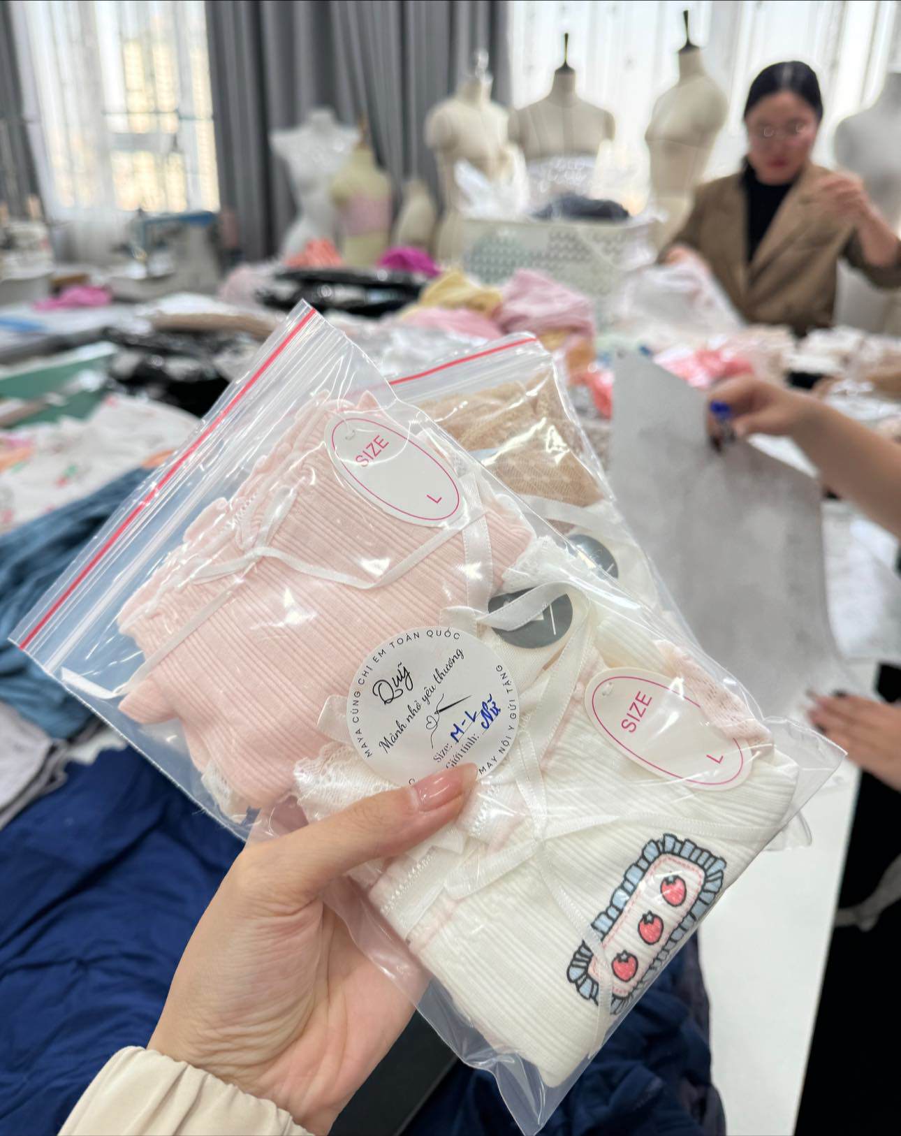 Những món đồ lót được đóng gói, ghi size cụ thể trước khi gửi tới các đơn vị cứu trợ