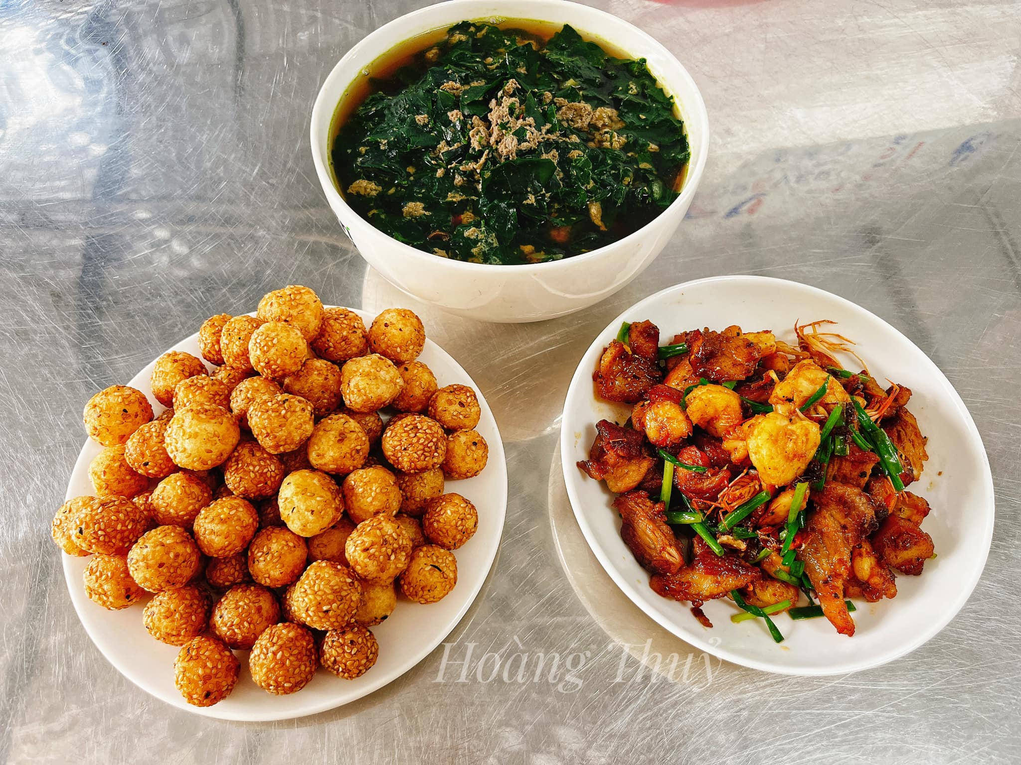 Canh nấu bề bề - Bánh rán vừng - Tôm rang thịt