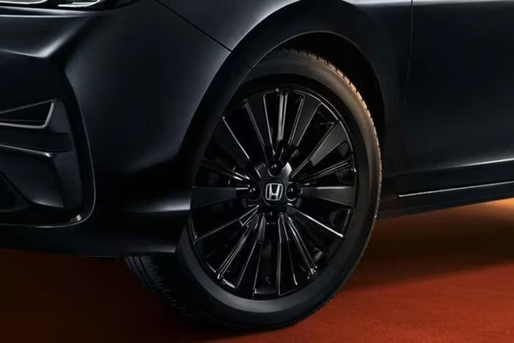 Ngoại thất xe có nhiều chi tiết sơn đen bóng