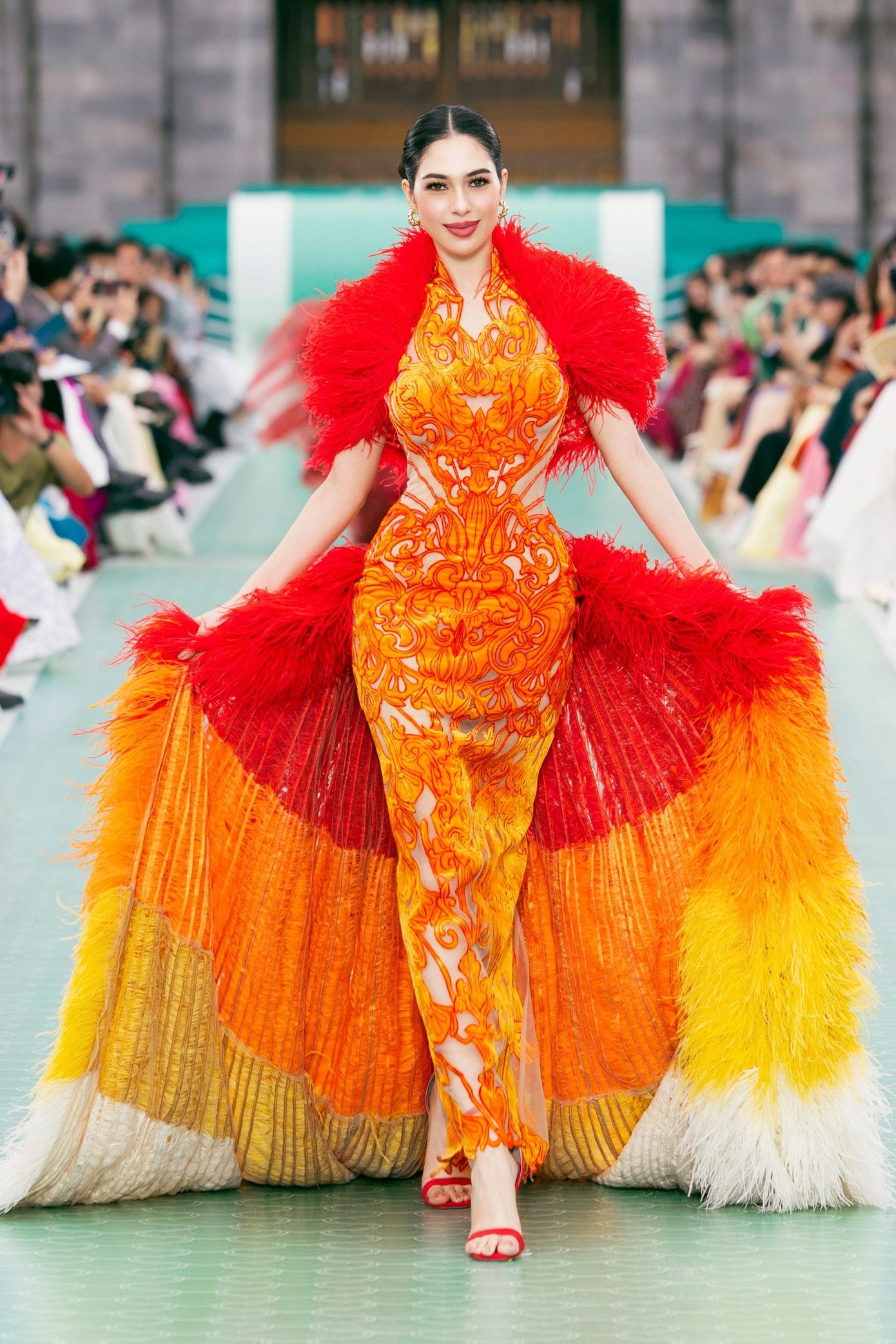 Miss Cosmo chọn Huế không chỉ vì đây là vùng đất di sản, mà bởi chính vẻ trầm mặc và giàu bản sắc của nơi đây đã tạo nên một phông nền văn hóa tuyệt đẹp. Lần đầu tiên, một sàn runway quy mô được thiết lập ngay trên trục chính Quảng trường Ngọ Môn, với sân khấu bắt qua hồ nước, tái hiện hành trình kết nối giữa các lớp không gian phong thủy Đất, Nước, Di sản, Con người.