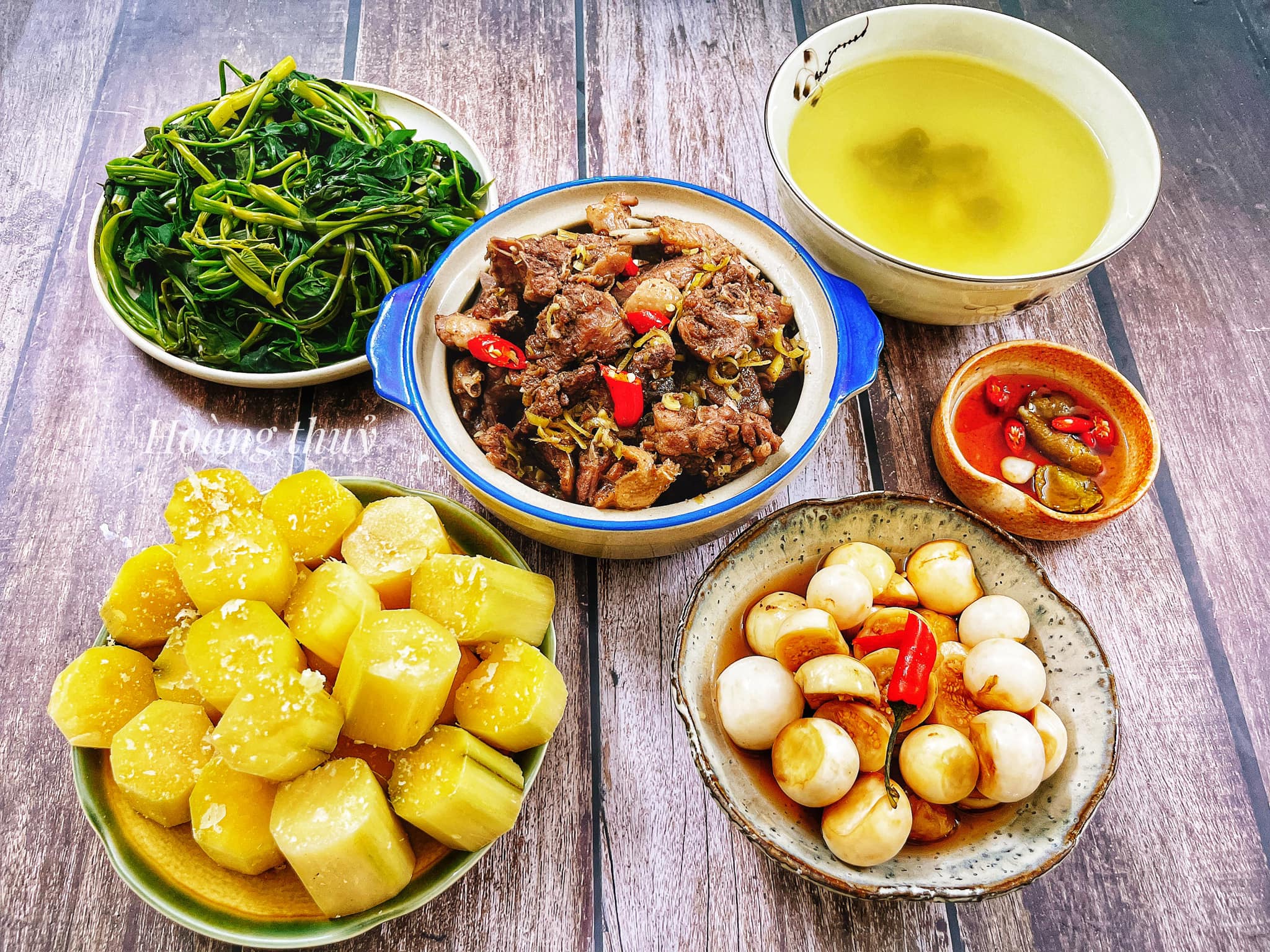 Vịt kho sả - Cà muối chua ngọt - Rau muống luộc - Mía