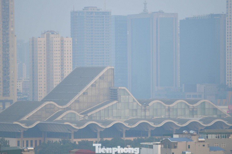 Bụi mù bao phủ Thủ đô: Người Hà Nội vật lộn đối phó với cảnh ‘mắt cay, thở khó’ - 2