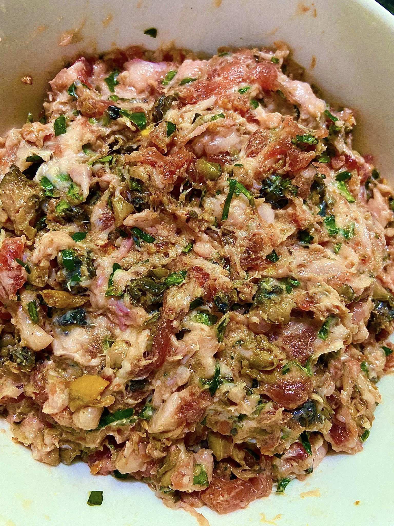 Thêm giò sống để tạo độ kết dính cho miếng chả thêm giòn, dai.