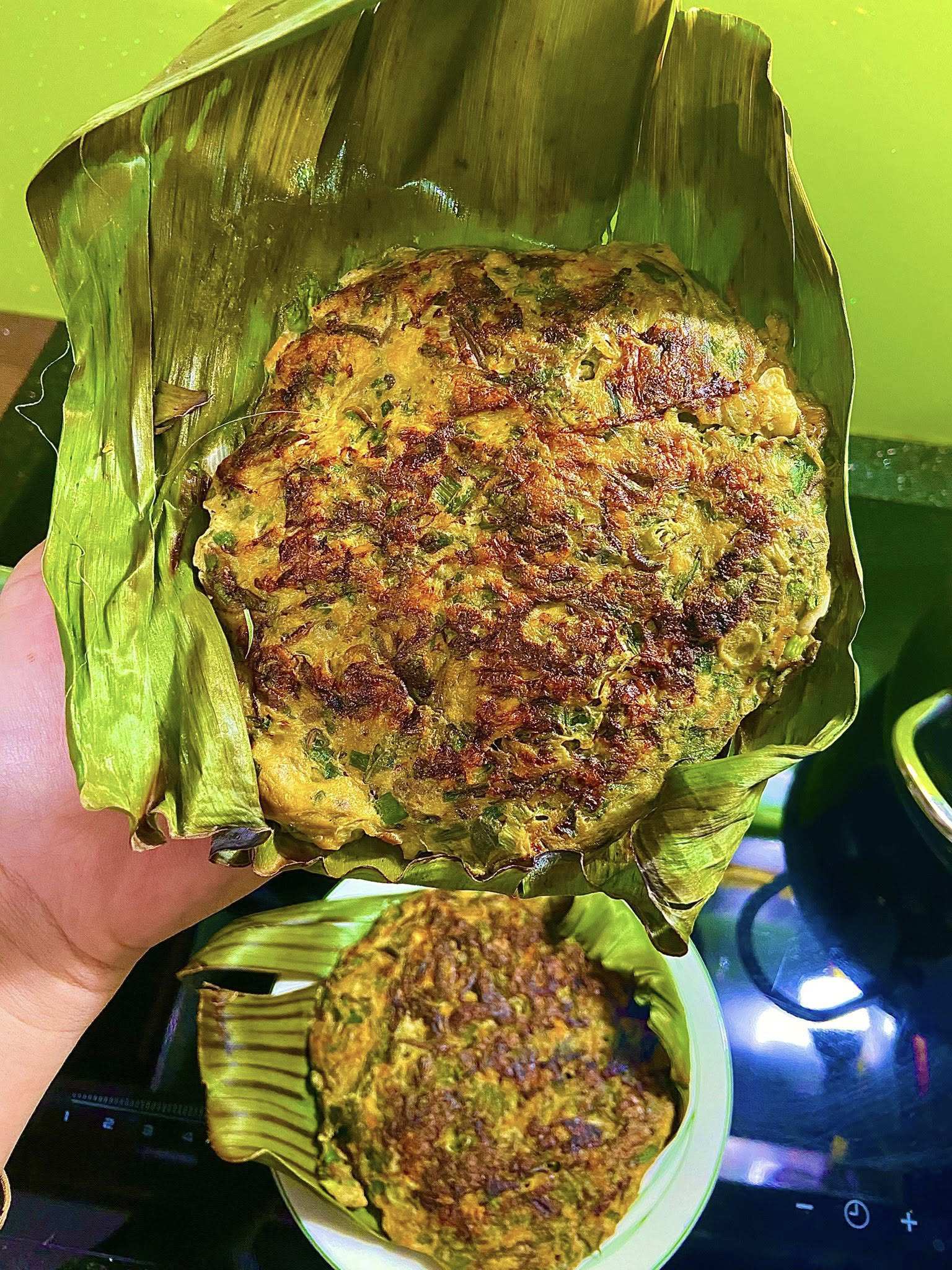 Chả ốc thơm nức, chấm với tương ớt rất hợp.