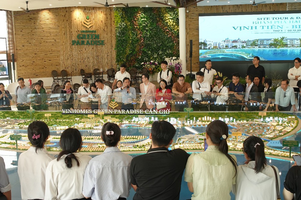 Các chuyên viên tư vấn tham quan và nghe chia sẻ tại sa bàn dự án từ các chuyên gia