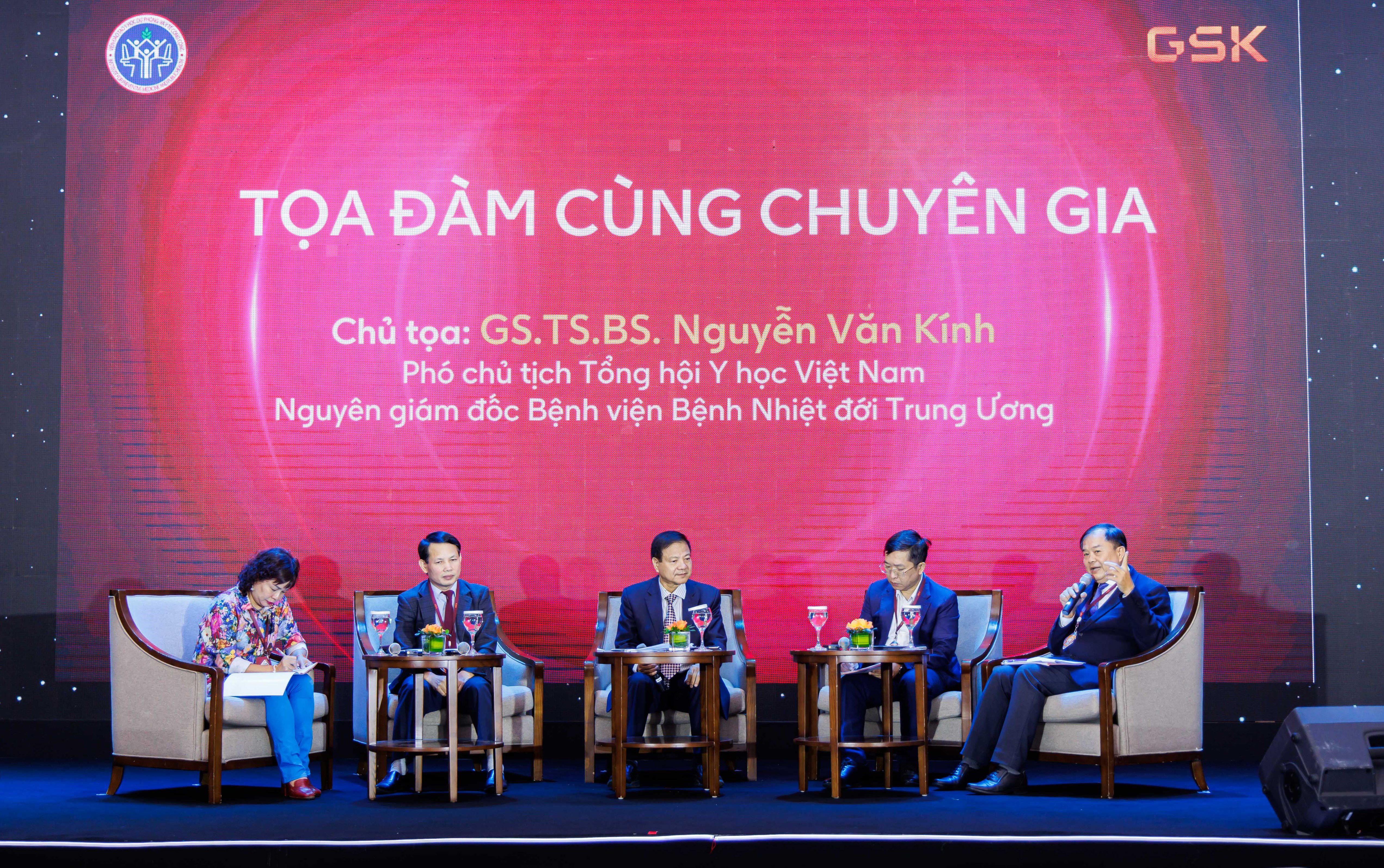 Phiên thảo luận cùng các chuyên gia y tế tại hội thảo