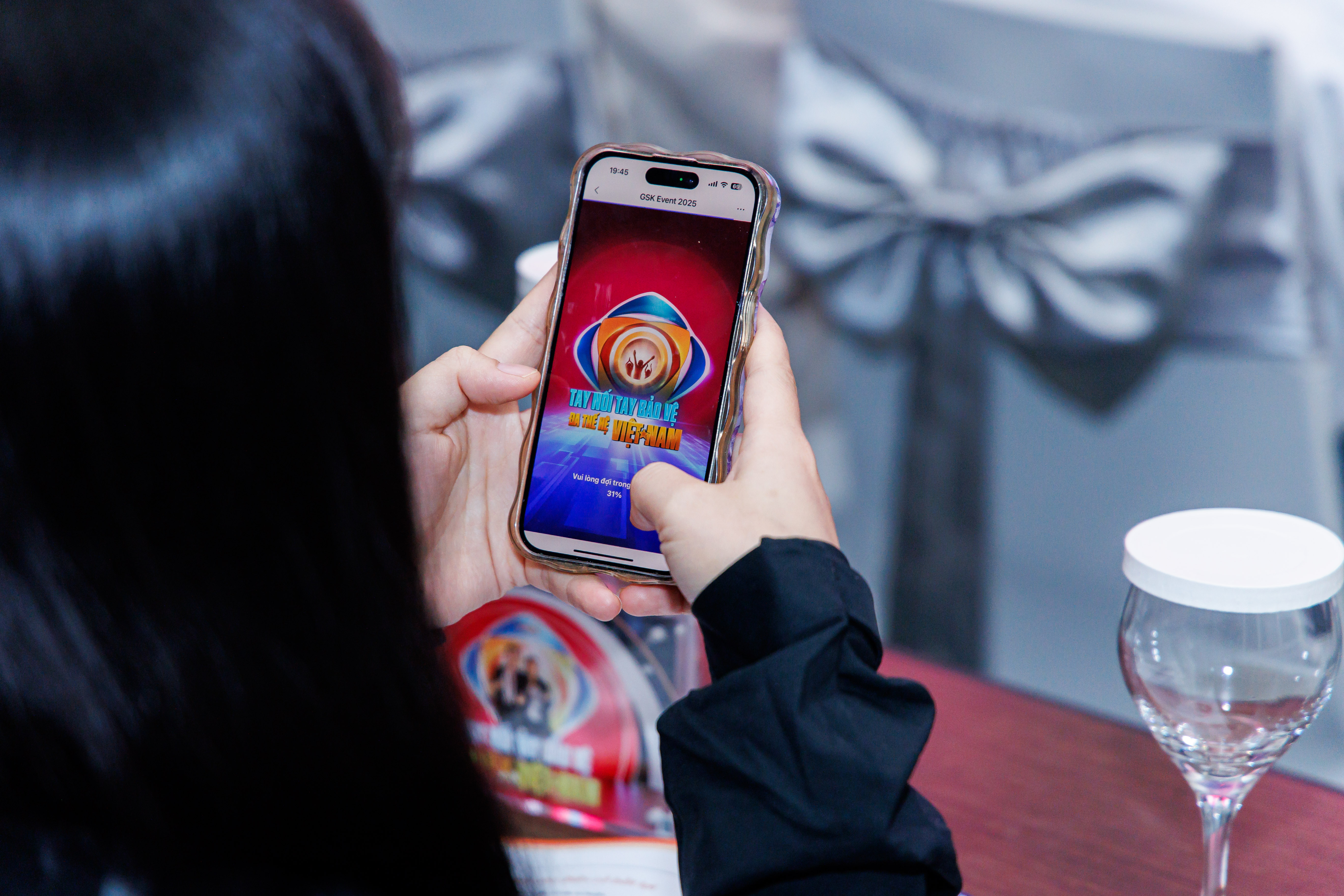 Khoảnh khắc các khách mời tại hội thảo cùng chung tay đồng lòng bảo vệ các thế hệ tương lai của Việt Nam