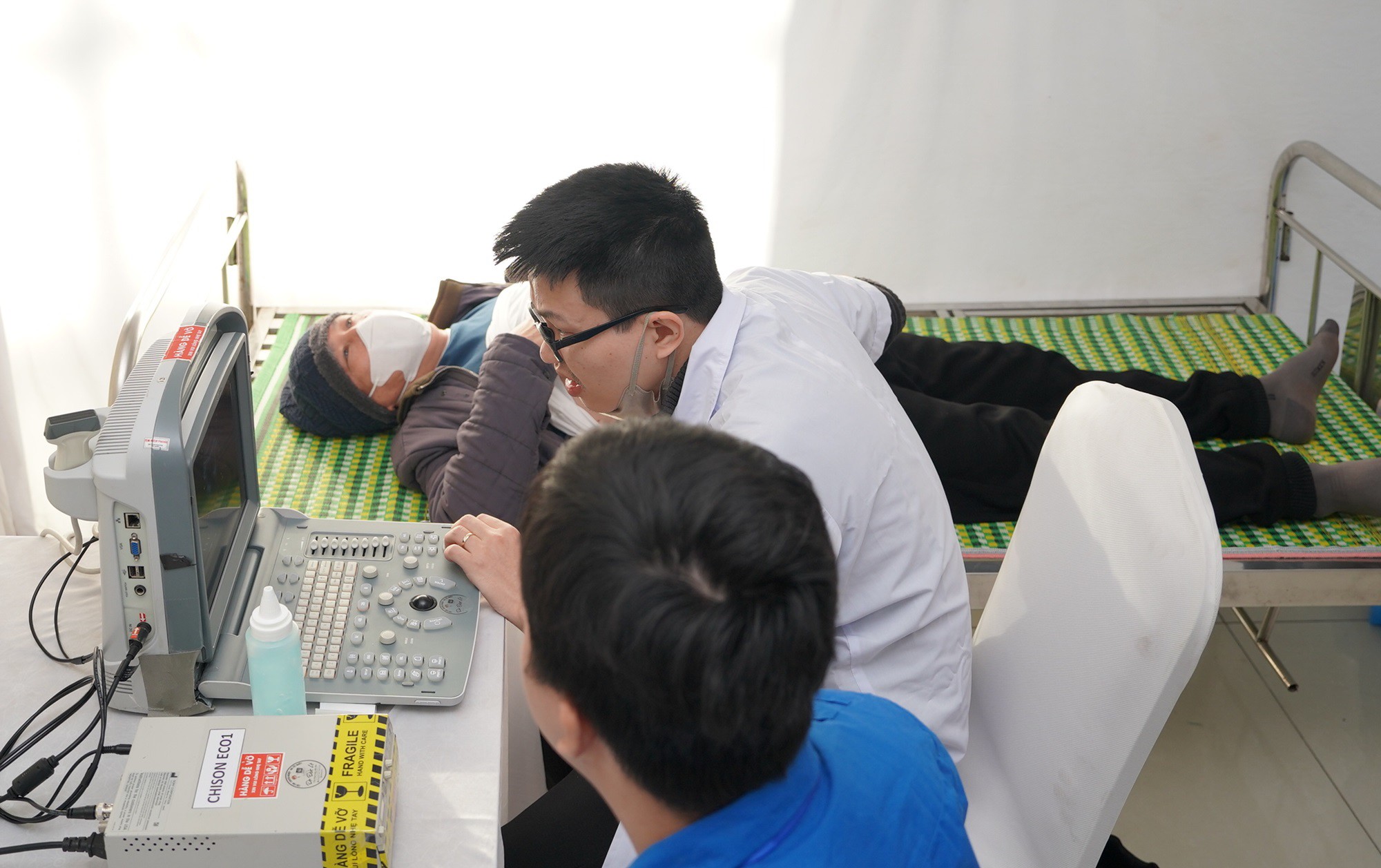 Người dân được thực hiện nhiều nội dung khám sức khỏe như đo điện tim, siêu âm, chụp X-quang