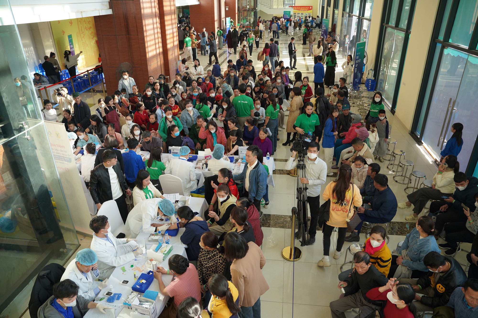 Rất đông người dân Thanh Hóa đến khám sức khỏe tại sự kiện 'Sống Khỏe Mỗi Ngày 2025'