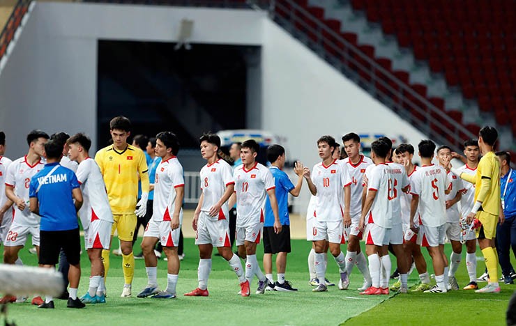 Thầy trò Kim Sang Sik tri ân người hâm mộ, Đình Bắc lễ phép với HLV U22 Lào - 11