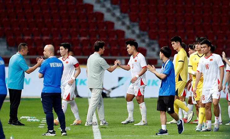 Đình Bắc và các đồng đội nhận được lời chúc mừng từ HLV Ha Hyeok Jun bên phía U22 Lào