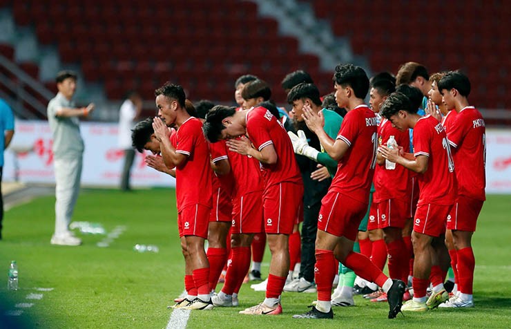 Thầy trò Kim Sang Sik tri ân người hâm mộ, Đình Bắc lễ phép với HLV U22 Lào - 9