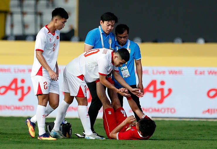 Thầy trò Kim Sang Sik tri ân người hâm mộ, Đình Bắc lễ phép với HLV U22 Lào - 8