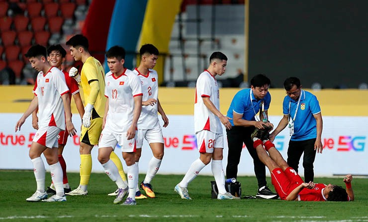 Thầy trò Kim Sang Sik tri ân người hâm mộ, Đình Bắc lễ phép với HLV U22 Lào - 7