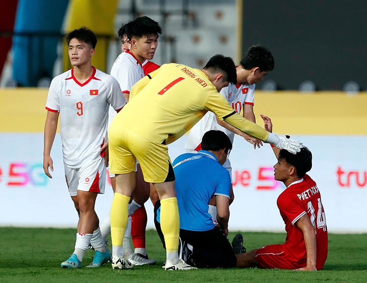 Thầy trò Kim Sang Sik tri ân người hâm mộ, Đình Bắc lễ phép với HLV U22 Lào - 6