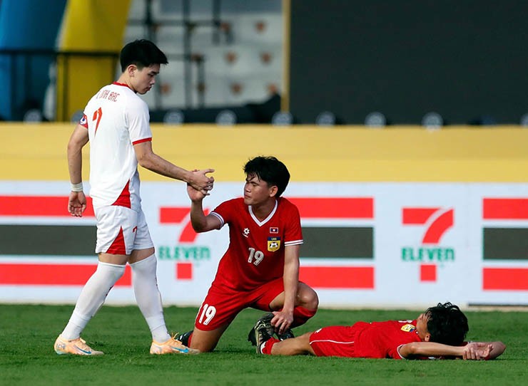 Thầy trò Kim Sang Sik tri ân người hâm mộ, Đình Bắc lễ phép với HLV U22 Lào - 5