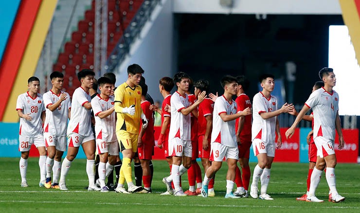 Thầy trò Kim Sang Sik tri ân người hâm mộ, Đình Bắc lễ phép với HLV U22 Lào - 4