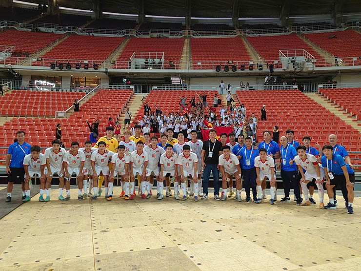 Thầy trò Kim Sang Sik tri ân người hâm mộ, Đình Bắc lễ phép với HLV U22 Lào - 14