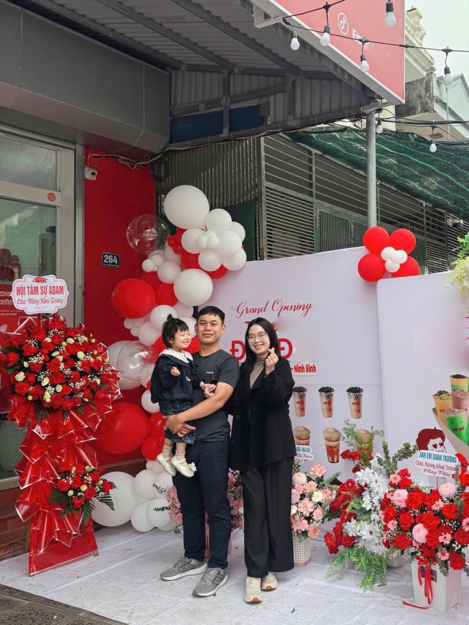 Vợ chồng Khánh Linh và con gái. Ảnh: NVCC