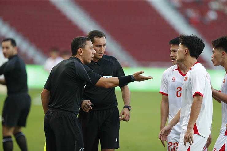 Vì sao trọng tài "bẻ còi", công nhận bàn thắng giúp U22 Việt Nam hạ U22 Lào? - 7