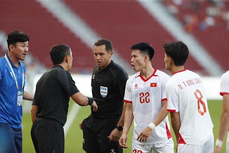 Các cầu thủ U22 Việt Nam phản ứng với quyết định của trọng tài