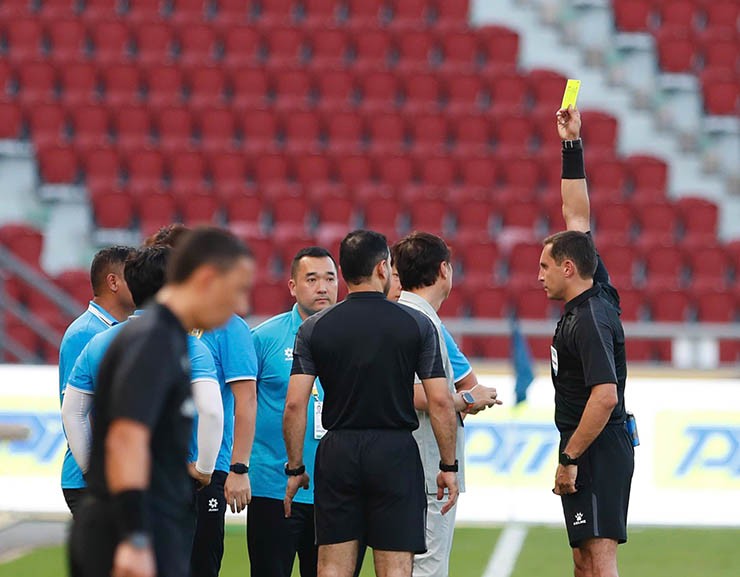 HLV hai đội đều phải nhận thẻ vàng sau tình huống Đình Bắc ghi bàn