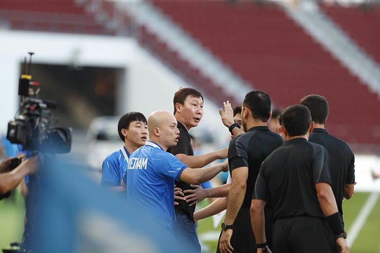 Vì sao trọng tài "bẻ còi", công nhận bàn thắng giúp U22 Việt Nam hạ U22 Lào? - 14