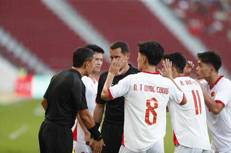 Vì sao trọng tài "bẻ còi", công nhận bàn thắng giúp U22 Việt Nam hạ U22 Lào? - 8