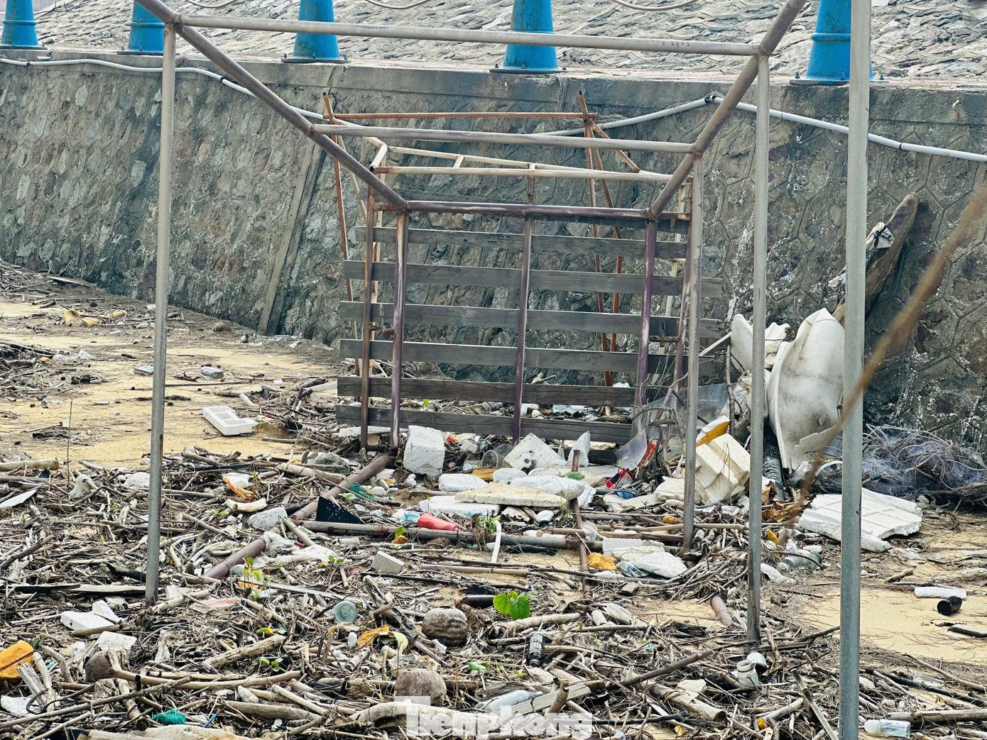 Bãi biển Thiên Cầm ngập rác - 6