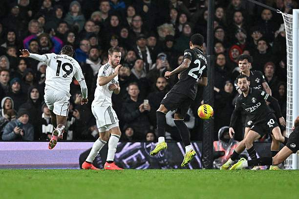 Man City không kiểm soát được tuyến hai dẫn tới 3 lần Fulham ghi bàn từ khu vực trước vòng cấm