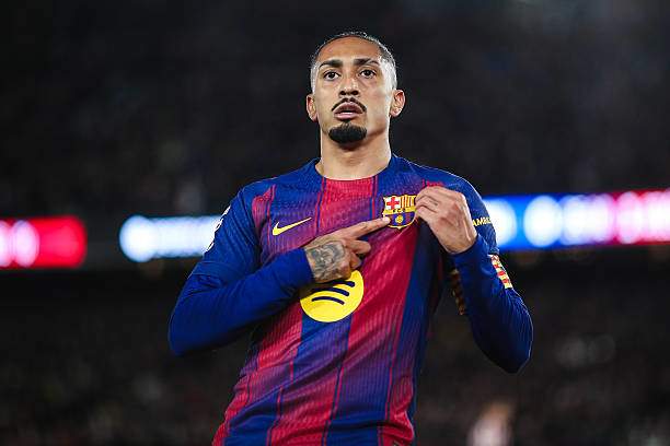 Raphinha ghi bàn trong trận thắng Atletico, không lâu sau khi có cú đúp kiến tạo trước Alaves