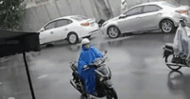 Khoảnh khắc hố sâu "nuốt chửng" hai ôtô và một ...