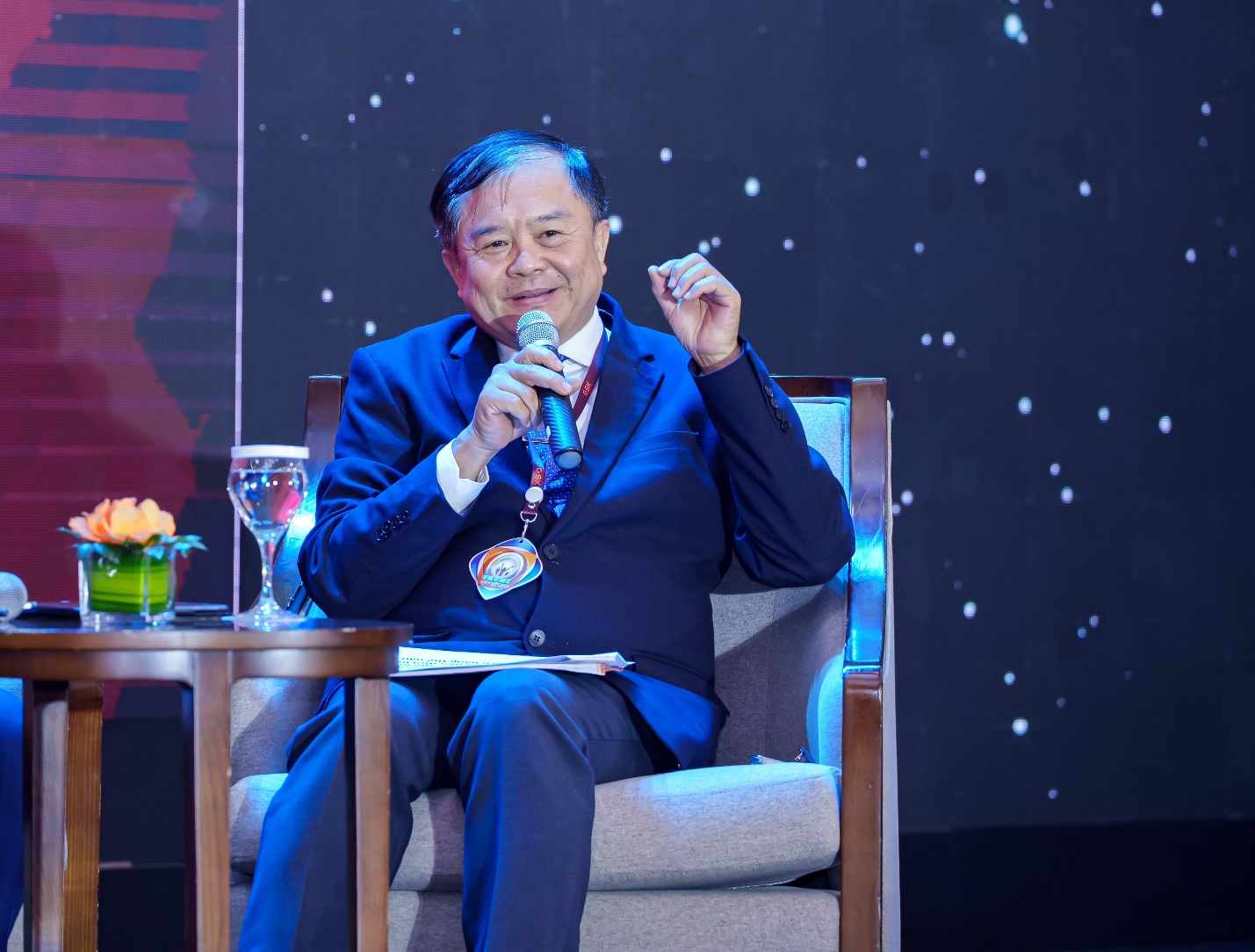 TTƯT Ths.Bs Nguyễn Ngọc Anh Tuấn (bên phải) chia sẻ tại hội thảo