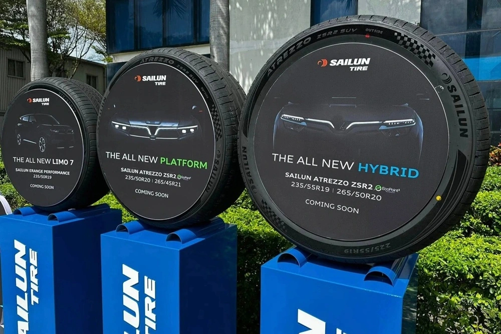 Thông tin từ một đơn vị cung cấp lốp xe tại sự kiện. Ảnh: Bạch Trung 