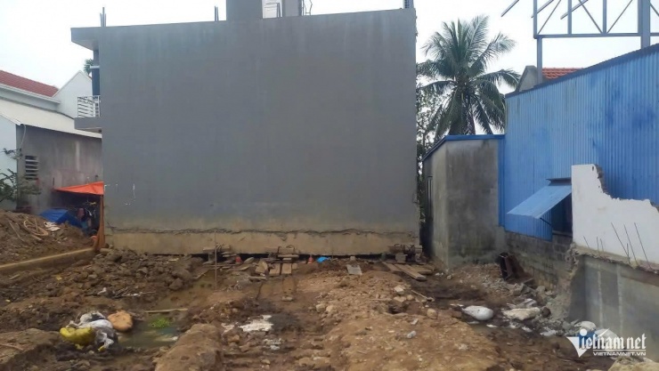 Các "thần đèn" dùng kỹ thuật thủ công để di chuyển ngôi nhà.