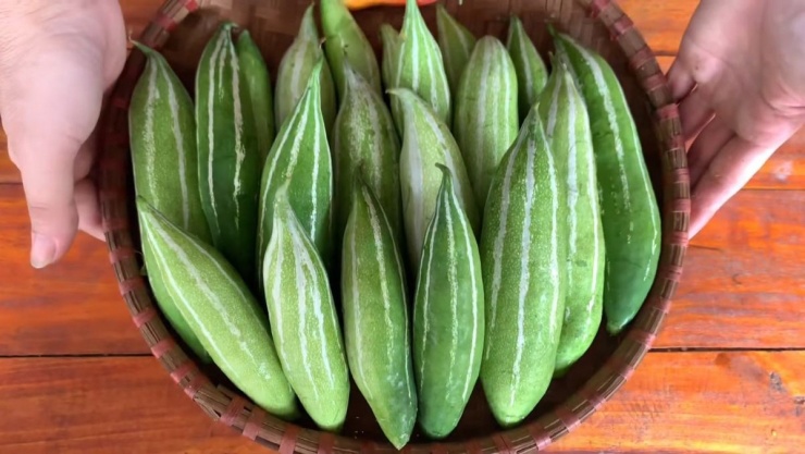 Quả lặc lày còn giúp dưỡng ẩm cho tóc, giảm cholesterol dư thừa, cải thiện tầm nhìn, tăng cường sức khỏe xương và giảm nguy cơ mắc bệnh ung thư.