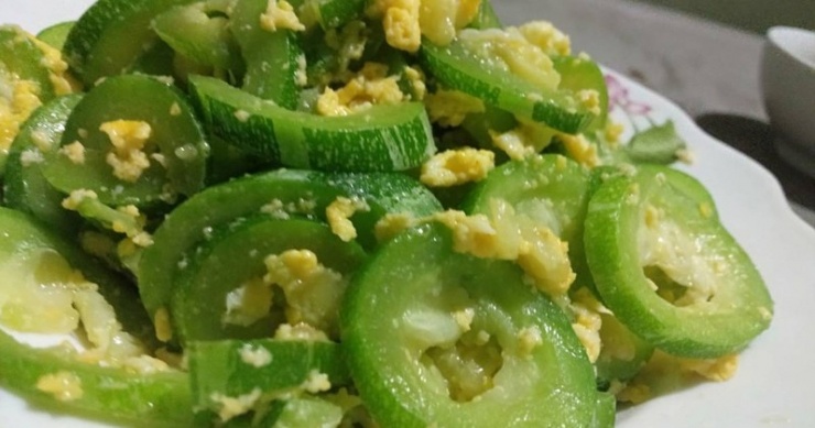 Xào là cách chế biến phổ biến nhất để tận hưởng trọn vẹn hương vị đặc trưng của quả lặc lè. Khi được xào chín tới, lặc lè giữ được độ giòn ngọt tự nhiên, không hề bị đắng. Món lặc lè xào tỏi thơm lừng, lặc lè xào trứng béo ngậy hoặc lặc lè xào thịt bò đậm đà chắc chắn sẽ làm hài lòng bất kỳ thực khách nào. Hương vị thanh mát, kết hợp với các nguyên liệu khác tạo nên những món ăn vừa ngon miệng vừa bổ dưỡng, xứng đáng có mặt trong thực đơn hàng ngày của gia đình bạn.