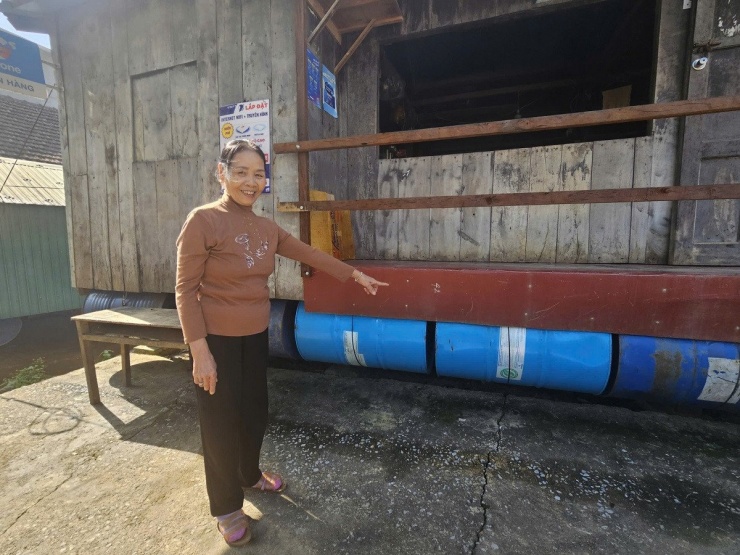 Căn nhà nổi của gia đình bà Trương Thị Anh Đào chịu được trọng tải khoảng 5 tấn. Ảnh: H. Sâm