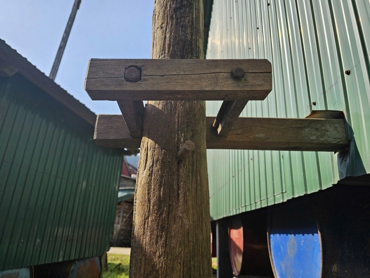 Xung quanh ngôi nhà là hệ thống neo giữ cố định bằng các cột định hướng, cho phép nhà trượt lên xuống theo mực nước. Ảnh: H. Sâm