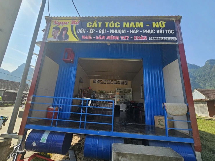 Quán cắt tóc của chị Bé cũng được làm trên nhà phao. Ảnh: H. Sâm