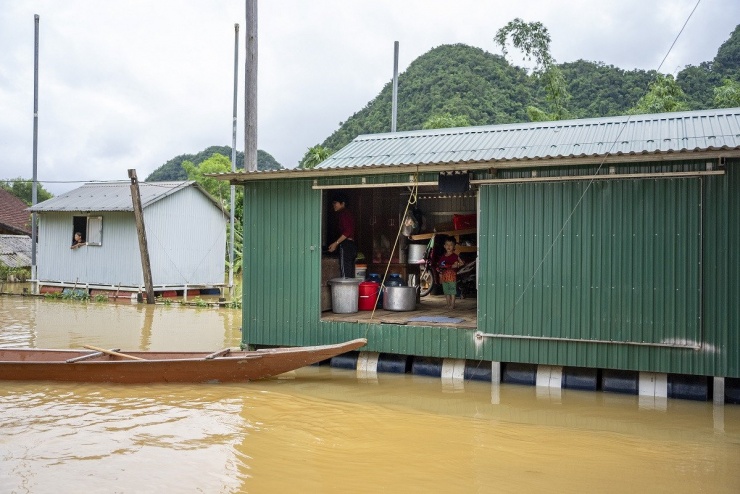 Người dân sinh hoạt trên nhà phao trong những ngày mưa lũ. Ảnh: Oxalis