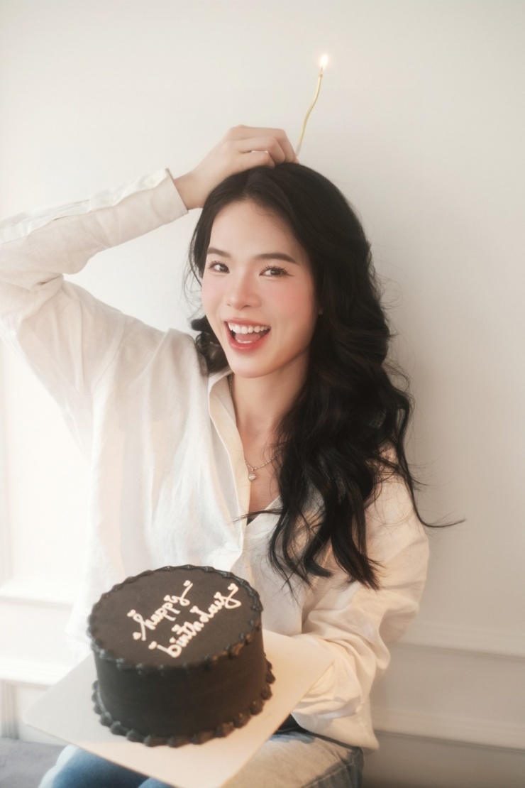 Lê Thanh Thúy sinh năm 1995, cao 1,8 m, tại Hải Phòng, có bố mẹ đều là cựu VĐV bóng chuyền. Thuở nhỏ, Thúy thường theo mẹ đến các nhà thi đấu rồi bén duyên với môn thể thao này. Cô theo tập từ năm 10 tuổi, đánh chuyên nghiệp khi 14 tuổi và trải qua nhiều CLB trong sự nghiệp.