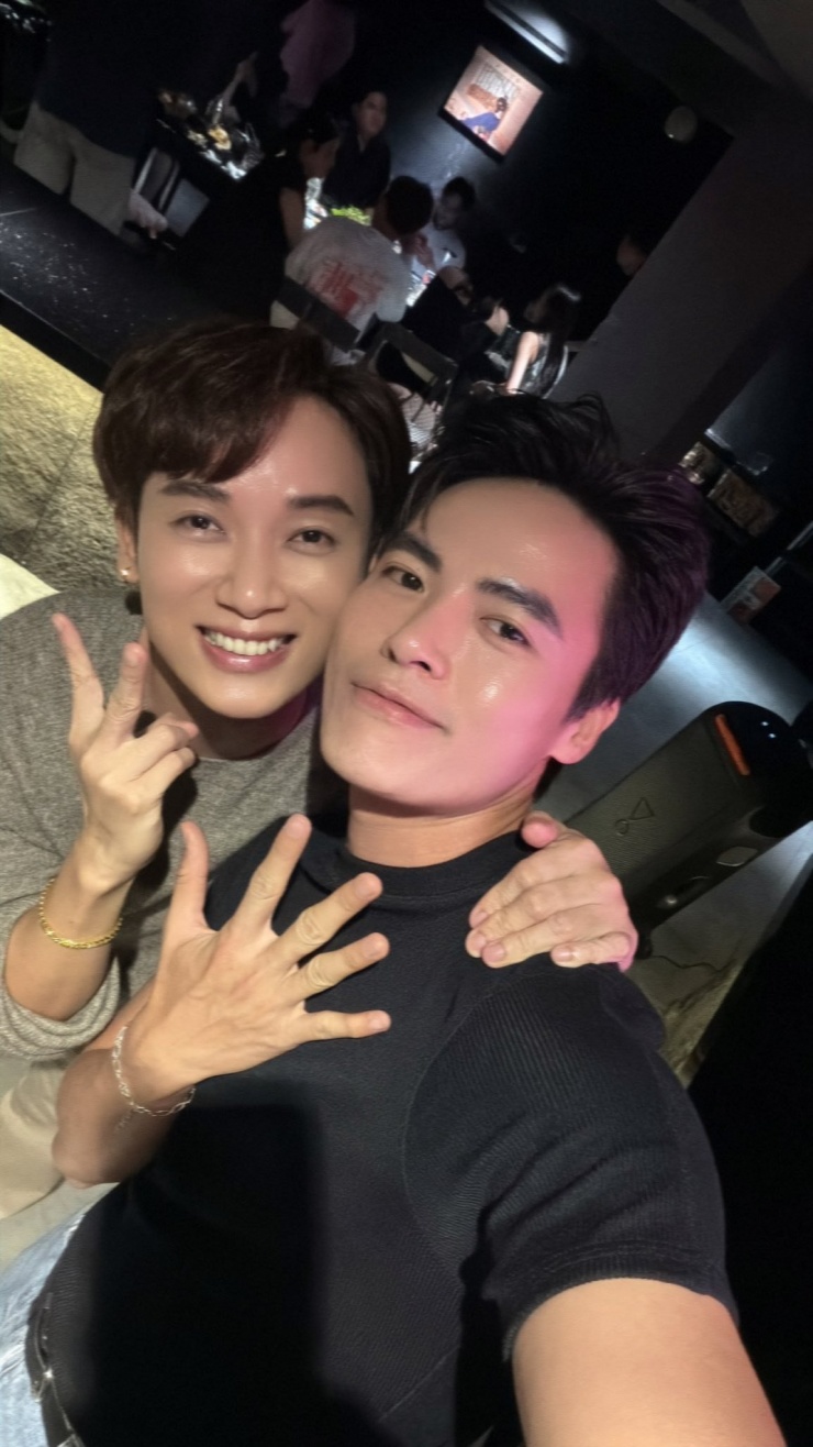 Diễn viên Võ Tấn Phát thân thiết ca sĩ Trúc Nhân.