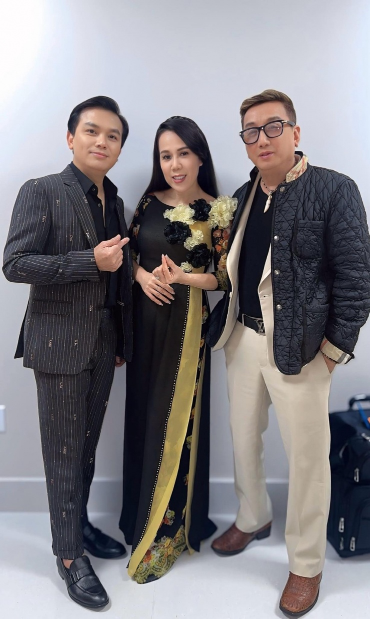 Ca sĩ Mai Thiên Vân chụp ảnh kỷ niệm bên đàn anh - danh ca Mạnh Quỳnh và Trường Vũ trong hậu trường show diễn. 